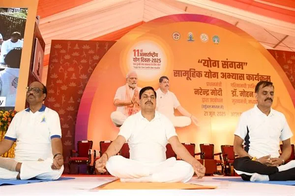 भोपाल अटल पथ पर सामूहिक योग संगम